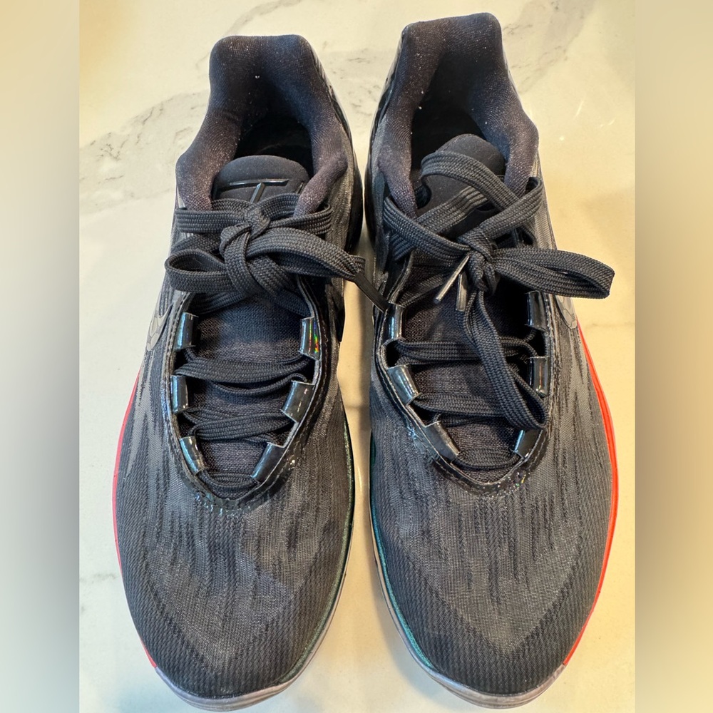 Boys black Nike size 7 basketball shoes